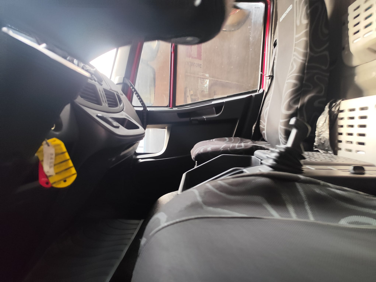 IVECO EUROCARGO 150-280 - Kamion sa golom šasijom i zatvorenom kabinom: slika 3 IVECO EUROCARGO 150-280 - Kamion sa golom šasijom i zatvorenom kabinom: slika 3