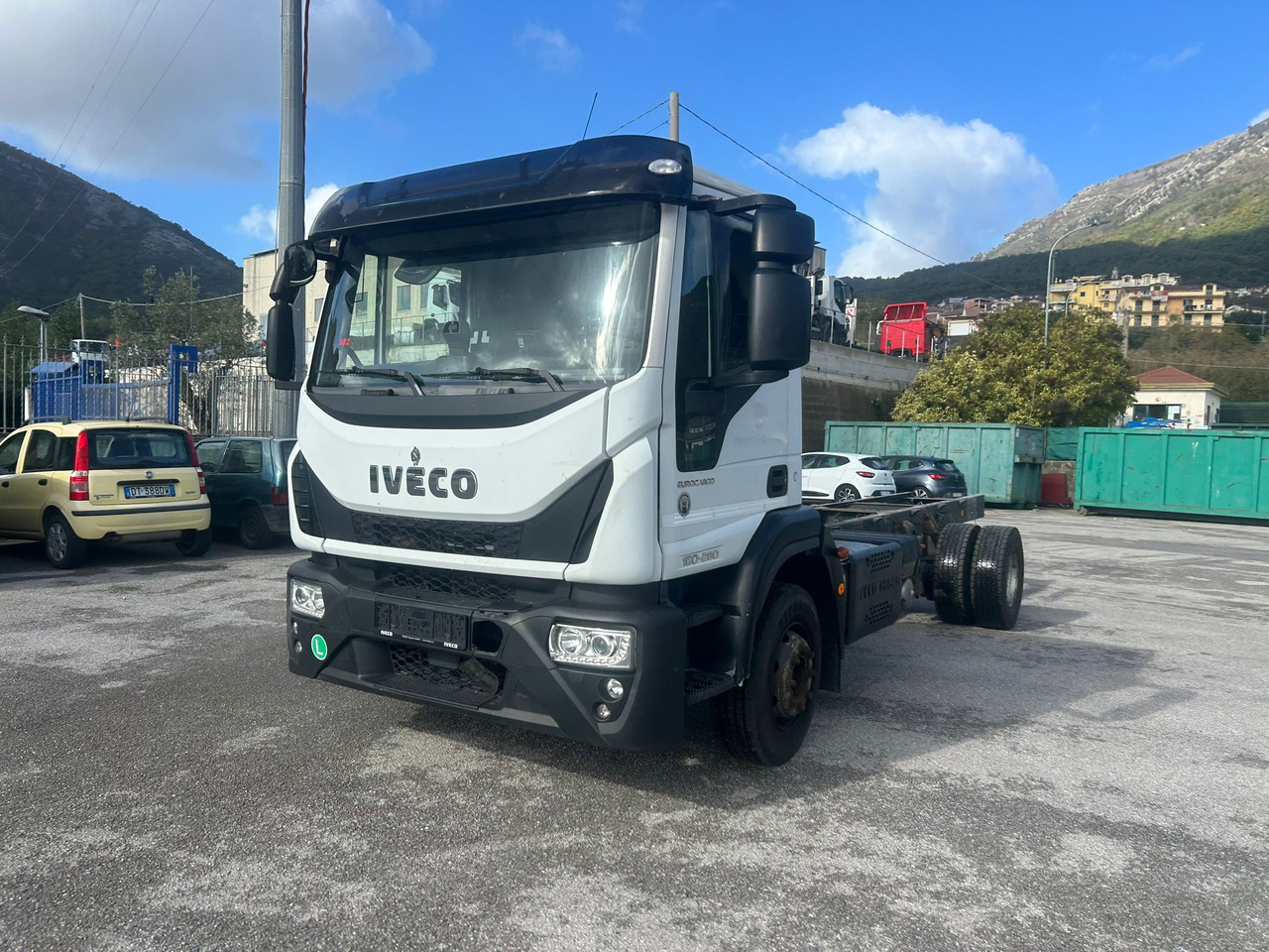 IVECO EUROCARGO 160-280 - Kamion sa golom šasijom i zatvorenom kabinom, Kamion sa dizalicom: slika 1 IVECO EUROCARGO 160-280 - Kamion sa golom šasijom i zatvorenom kabinom, Kamion sa dizalicom: slika 1