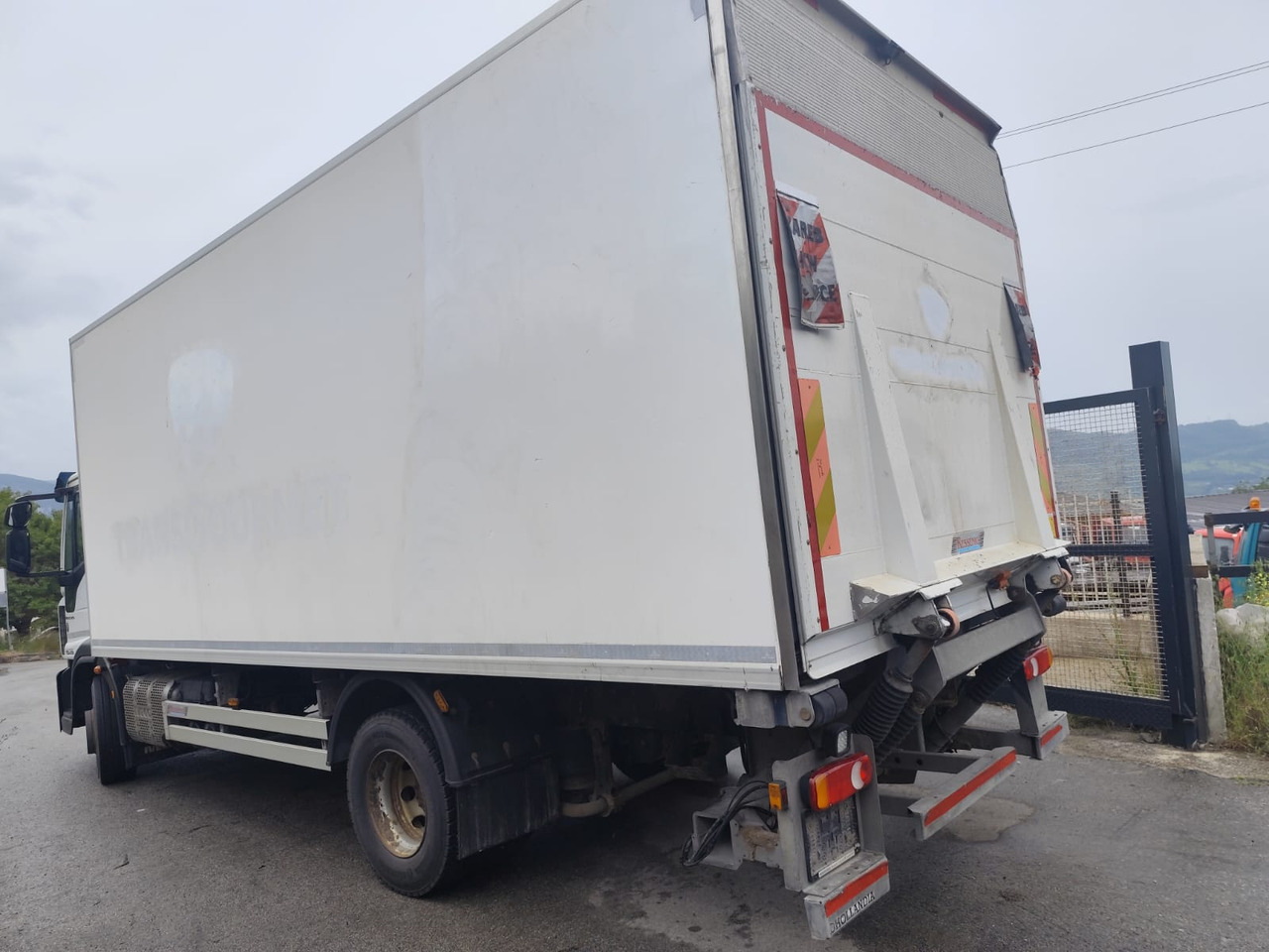 IVECO EUROCARGO 160-280 - Kamion sa golom šasijom i zatvorenom kabinom, Kamion sa dizalicom: slika 4 IVECO EUROCARGO 160-280 - Kamion sa golom šasijom i zatvorenom kabinom, Kamion sa dizalicom: slika 4
