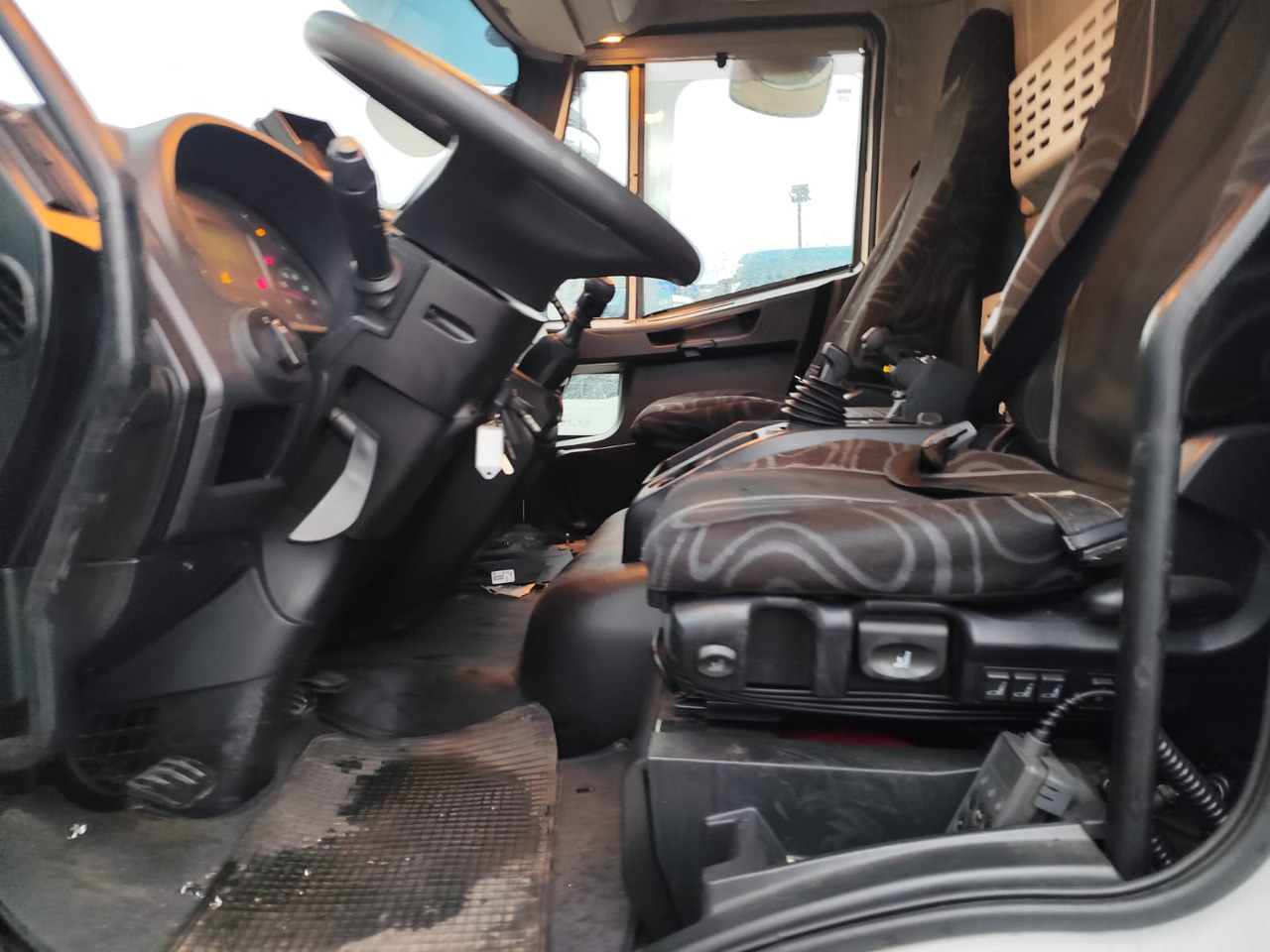 IVECO EUROCARGO 160-280 - Kamion sa dizalicom: slika 4 IVECO EUROCARGO 160-280 - Kamion sa dizalicom: slika 4