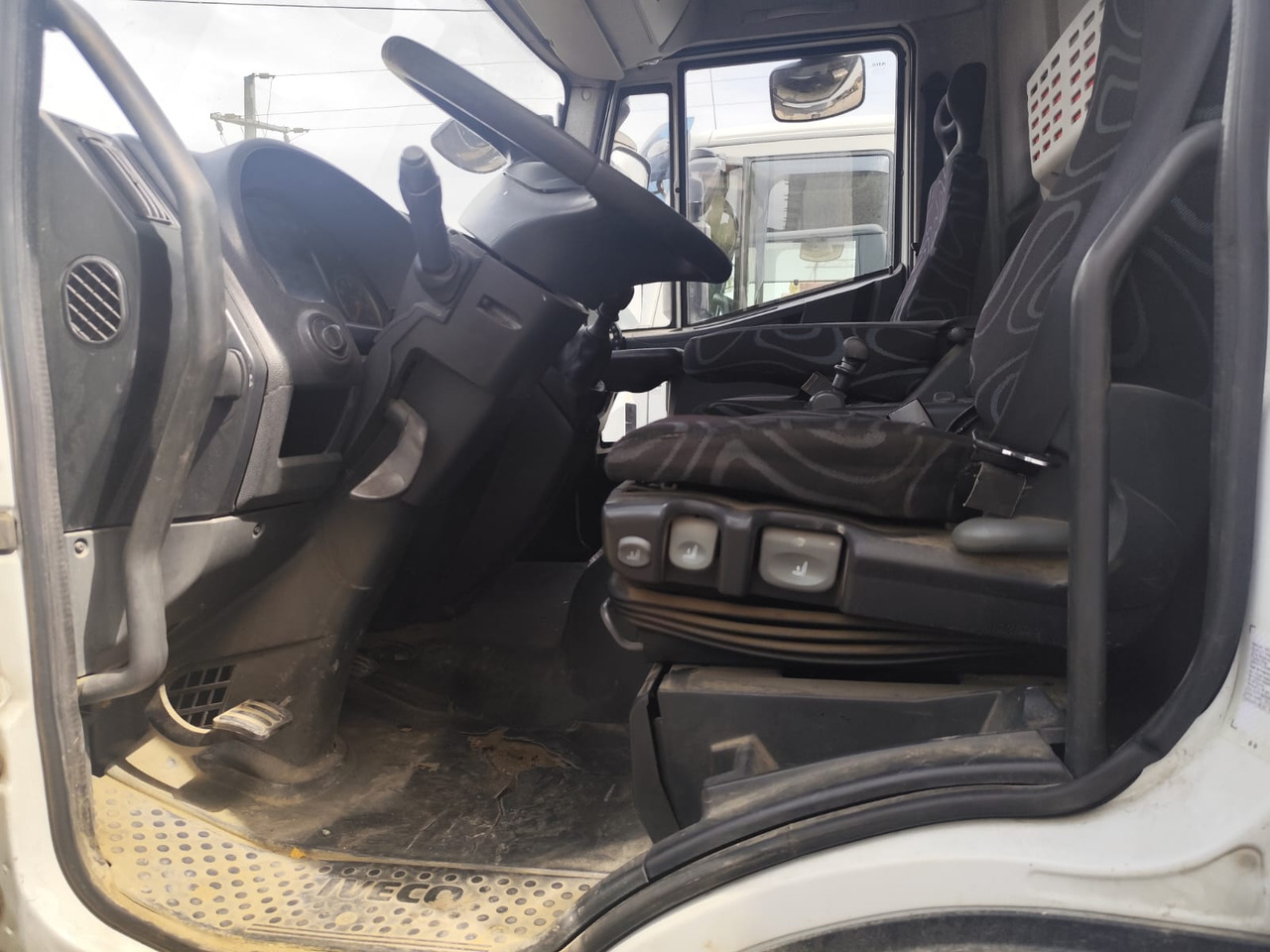 IVECO EUROCARGO 160E25K - Kamion sa dizalicom: slika 5 IVECO EUROCARGO 160E25K - Kamion sa dizalicom: slika 5