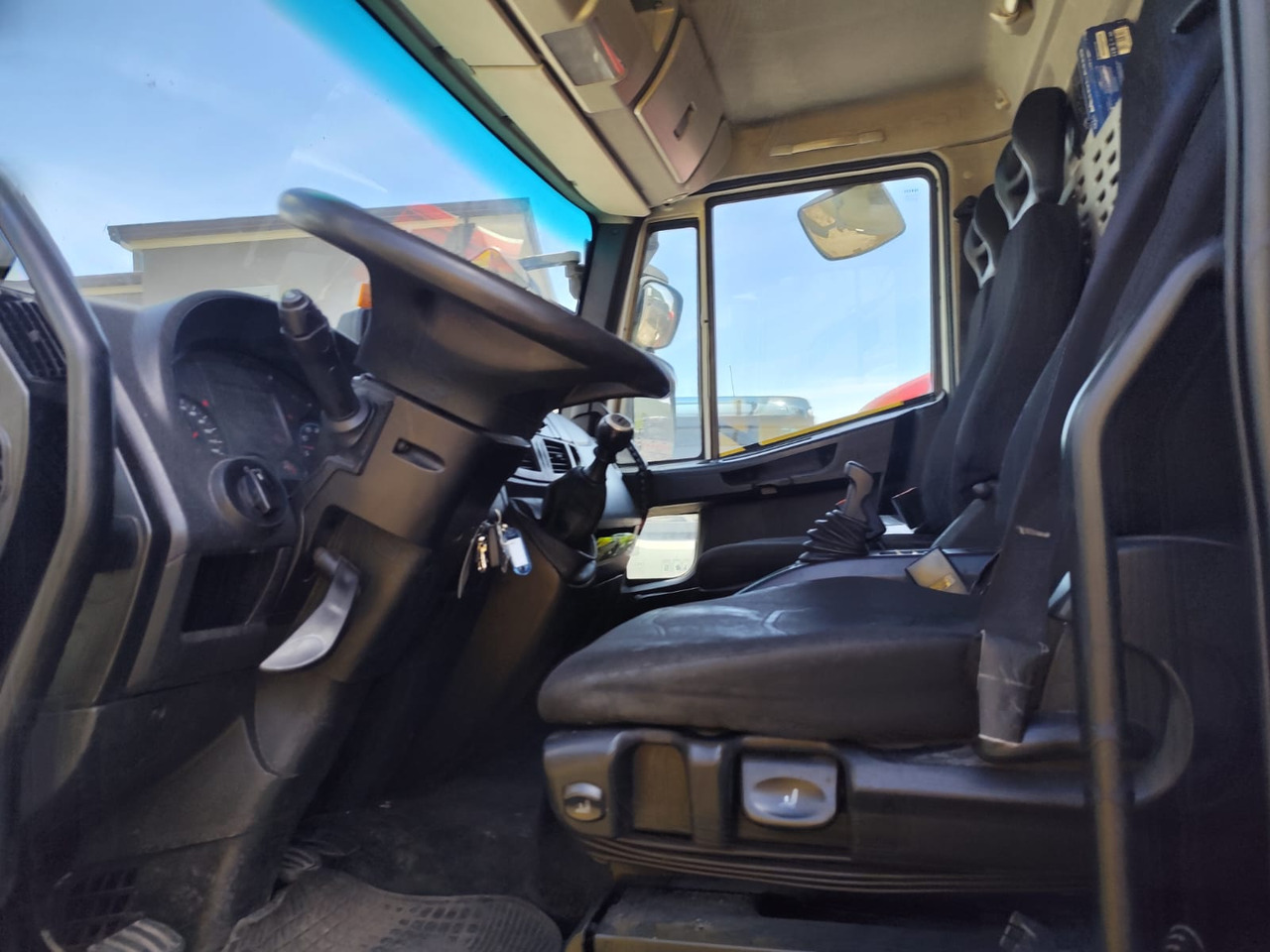 IVECO EUROCARGO 180-250 - Kamion sa golom šasijom i zatvorenom kabinom, Kamion sa dizalicom: slika 5 IVECO EUROCARGO 180-250 - Kamion sa golom šasijom i zatvorenom kabinom, Kamion sa dizalicom: slika 5