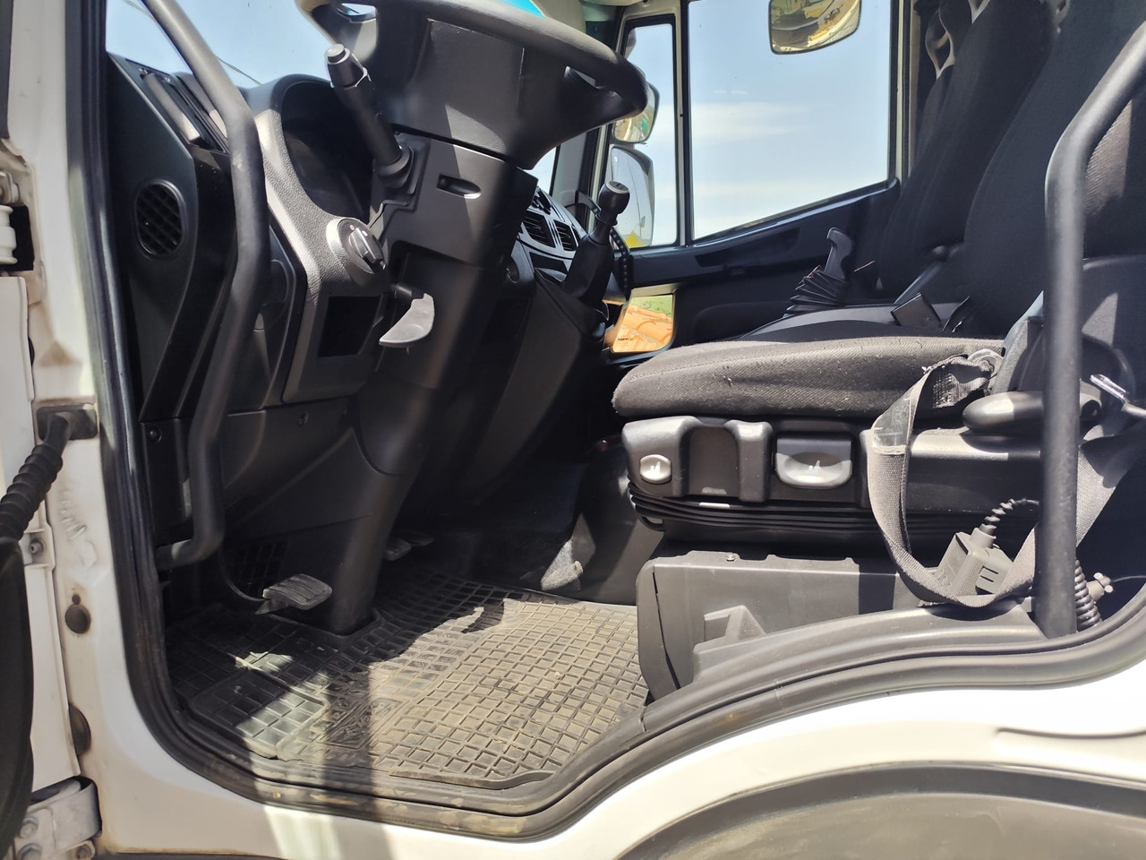 IVECO EUROCARGO 180-250 - Kamion sa golom šasijom i zatvorenom kabinom, Kamion sa dizalicom: slika 3 IVECO EUROCARGO 180-250 - Kamion sa golom šasijom i zatvorenom kabinom, Kamion sa dizalicom: slika 3