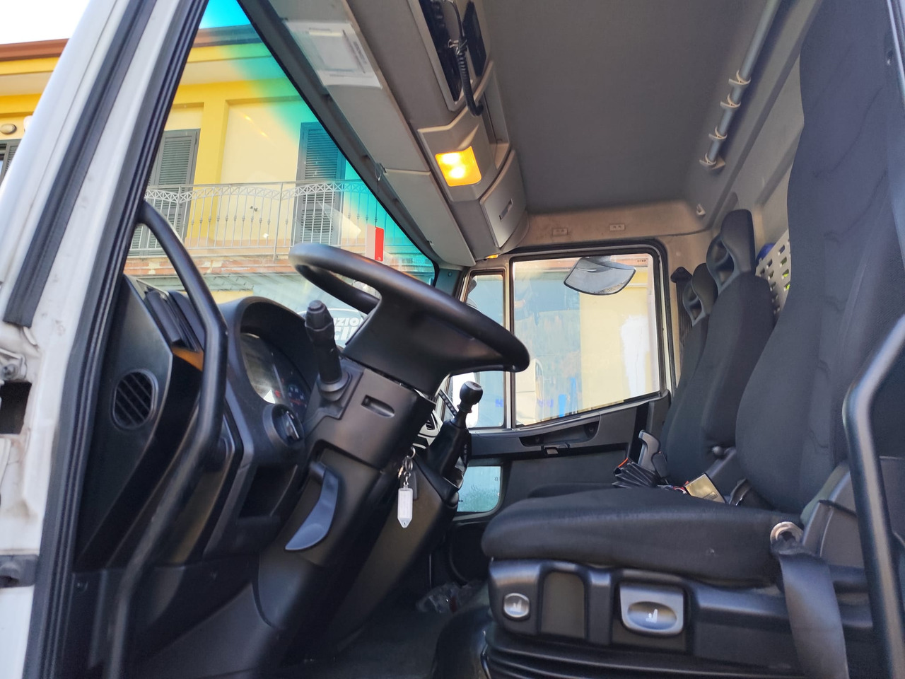 IVECO EUROCARGO 180-250 - Kamion sa golom šasijom i zatvorenom kabinom, Kamion sa dizalicom: slika 2 IVECO EUROCARGO 180-250 - Kamion sa golom šasijom i zatvorenom kabinom, Kamion sa dizalicom: slika 2
