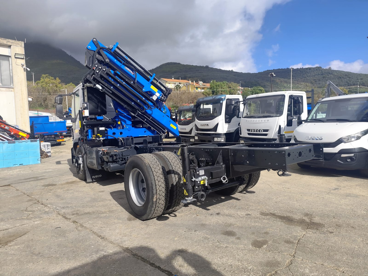 Kamion sa dizalicom, Kamion sa dizalicom IVECO EUROCARGO 180-250: slika 15 Kamion sa dizalicom, Kamion sa dizalicom IVECO EUROCARGO 180-250: slika 15