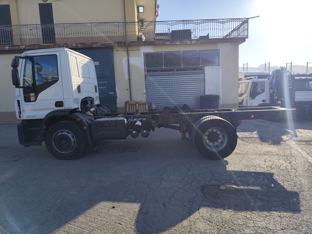 IVECO EUROCARGO 180-250 - Kamion sa golom šasijom i zatvorenom kabinom, Kamion sa dizalicom: slika 5 IVECO EUROCARGO 180-250 - Kamion sa golom šasijom i zatvorenom kabinom, Kamion sa dizalicom: slika 5