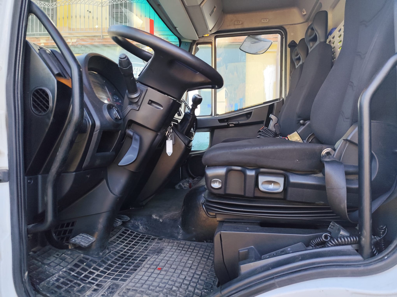 IVECO EUROCARGO 180-250 - Kamion sa golom šasijom i zatvorenom kabinom, Kamion sa dizalicom: slika 3 IVECO EUROCARGO 180-250 - Kamion sa golom šasijom i zatvorenom kabinom, Kamion sa dizalicom: slika 3