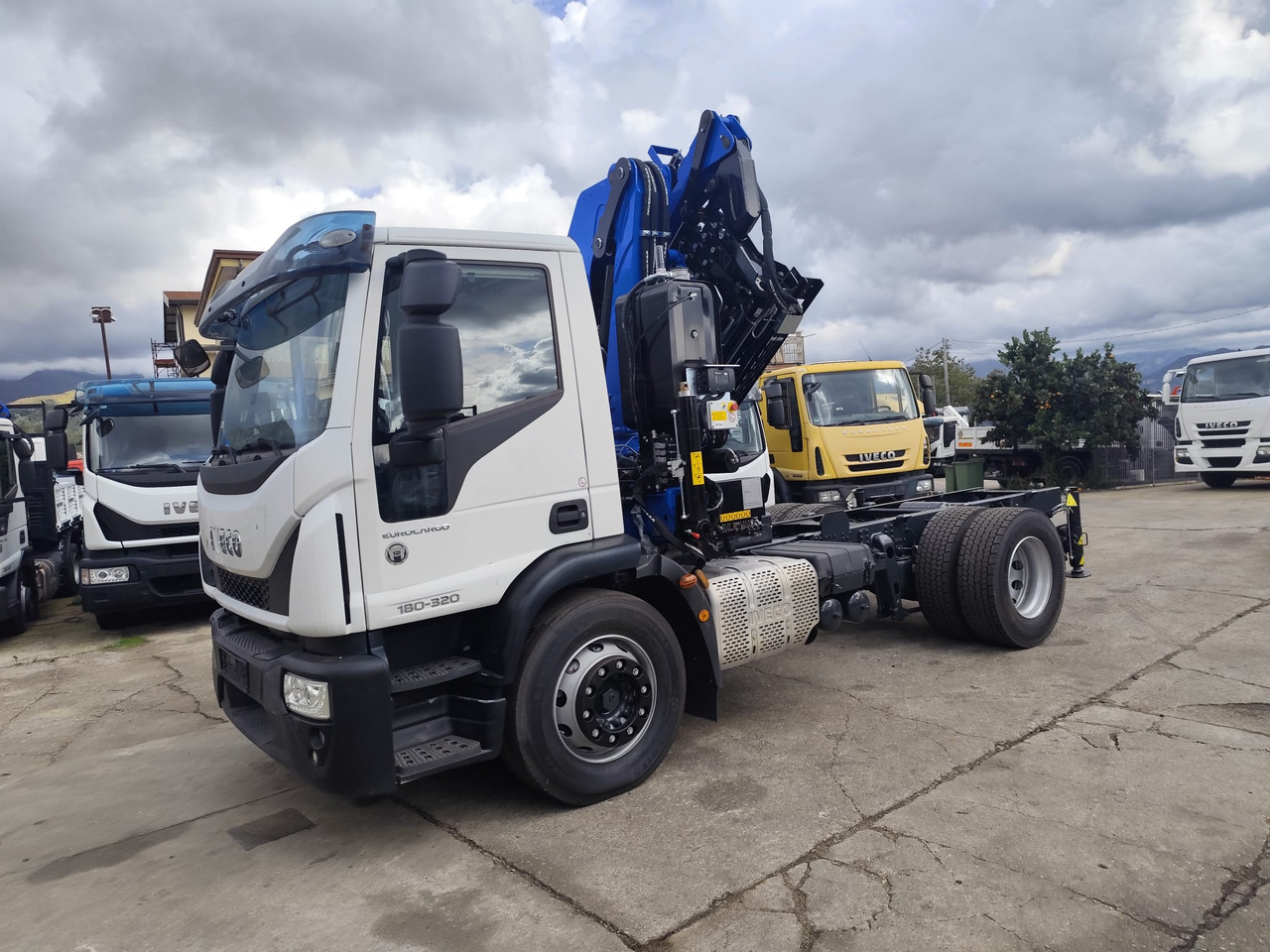 IVECO EUROCARGO 180-320 - Istovarivač, Kamion sa dizalicom: slika 4 IVECO EUROCARGO 180-320 - Istovarivač, Kamion sa dizalicom: slika 4