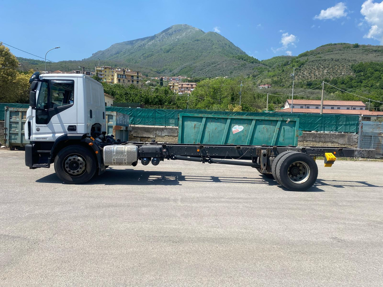 IVECO EUROCARGO 180-320 - Kamion sa golom šasijom i zatvorenom kabinom: slika 4 IVECO EUROCARGO 180-320 - Kamion sa golom šasijom i zatvorenom kabinom: slika 4