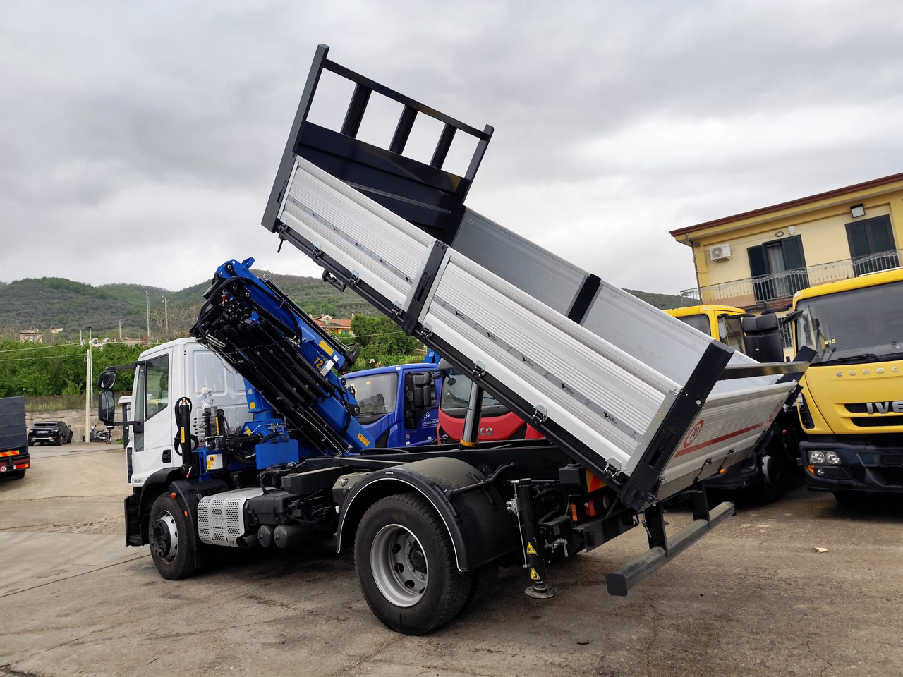 IVECO EUROCARGO 190EL25 - Kamion sa dizalicom: slika 2 IVECO EUROCARGO 190EL25 - Kamion sa dizalicom: slika 2
