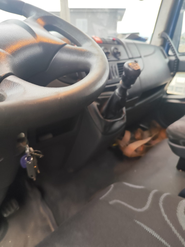 IVECO EUROCARGO 190EL28 - Kamion sa golom šasijom i zatvorenom kabinom: slika 2 IVECO EUROCARGO 190EL28 - Kamion sa golom šasijom i zatvorenom kabinom: slika 2
