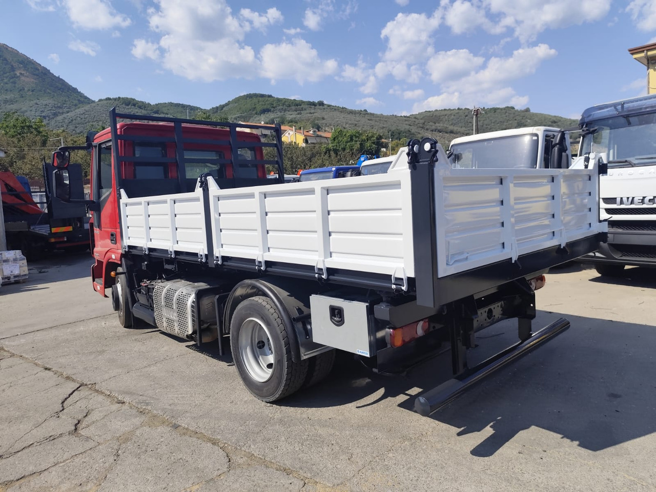 IVECO EUROCARGO 80-190 - Kamion sa golom šasijom i zatvorenom kabinom: slika 4 IVECO EUROCARGO 80-190 - Kamion sa golom šasijom i zatvorenom kabinom: slika 4