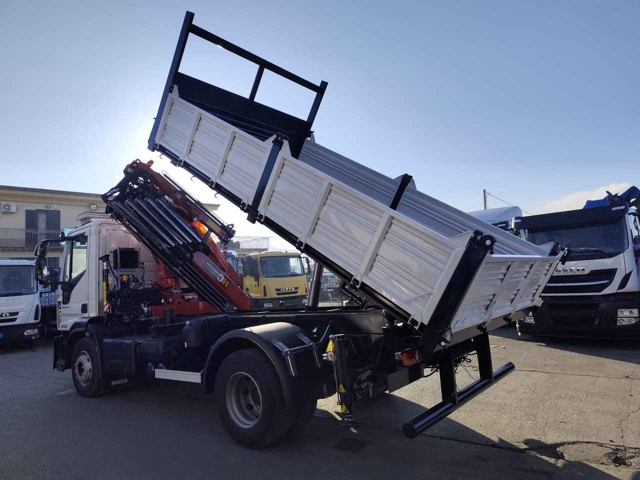 IVECO EUROCARGO 80-190 - Kamion sa golom šasijom i zatvorenom kabinom: slika 3 IVECO EUROCARGO 80-190 - Kamion sa golom šasijom i zatvorenom kabinom: slika 3
