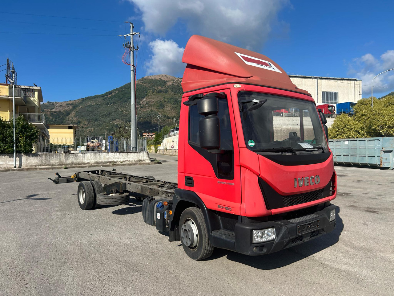 IVECO EUROCARGO 80-190 - Kamion sa golom šasijom i zatvorenom kabinom: slika 1 IVECO EUROCARGO 80-190 - Kamion sa golom šasijom i zatvorenom kabinom: slika 1