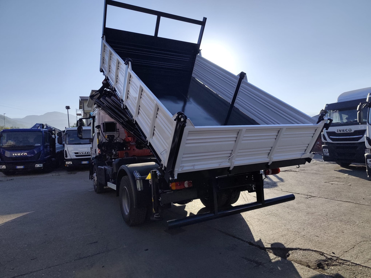 IVECO EUROCARGO 80-190 - Kamion sa golom šasijom i zatvorenom kabinom: slika 4 IVECO EUROCARGO 80-190 - Kamion sa golom šasijom i zatvorenom kabinom: slika 4