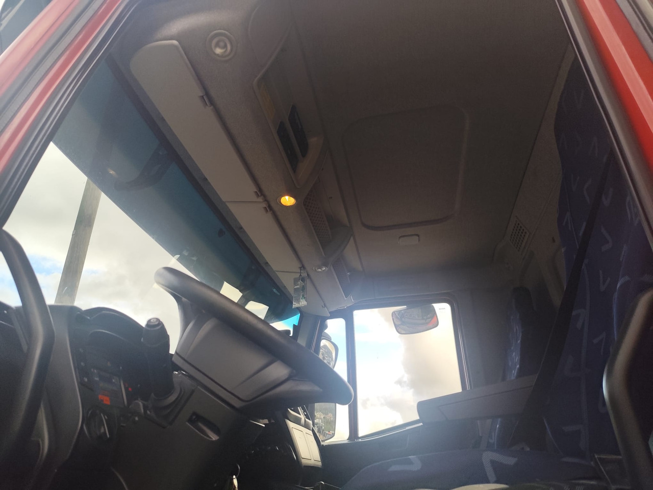 IVECO STRALIS 190S31 - Kamion sa golom šasijom i zatvorenom kabinom: slika 4 IVECO STRALIS 190S31 - Kamion sa golom šasijom i zatvorenom kabinom: slika 4