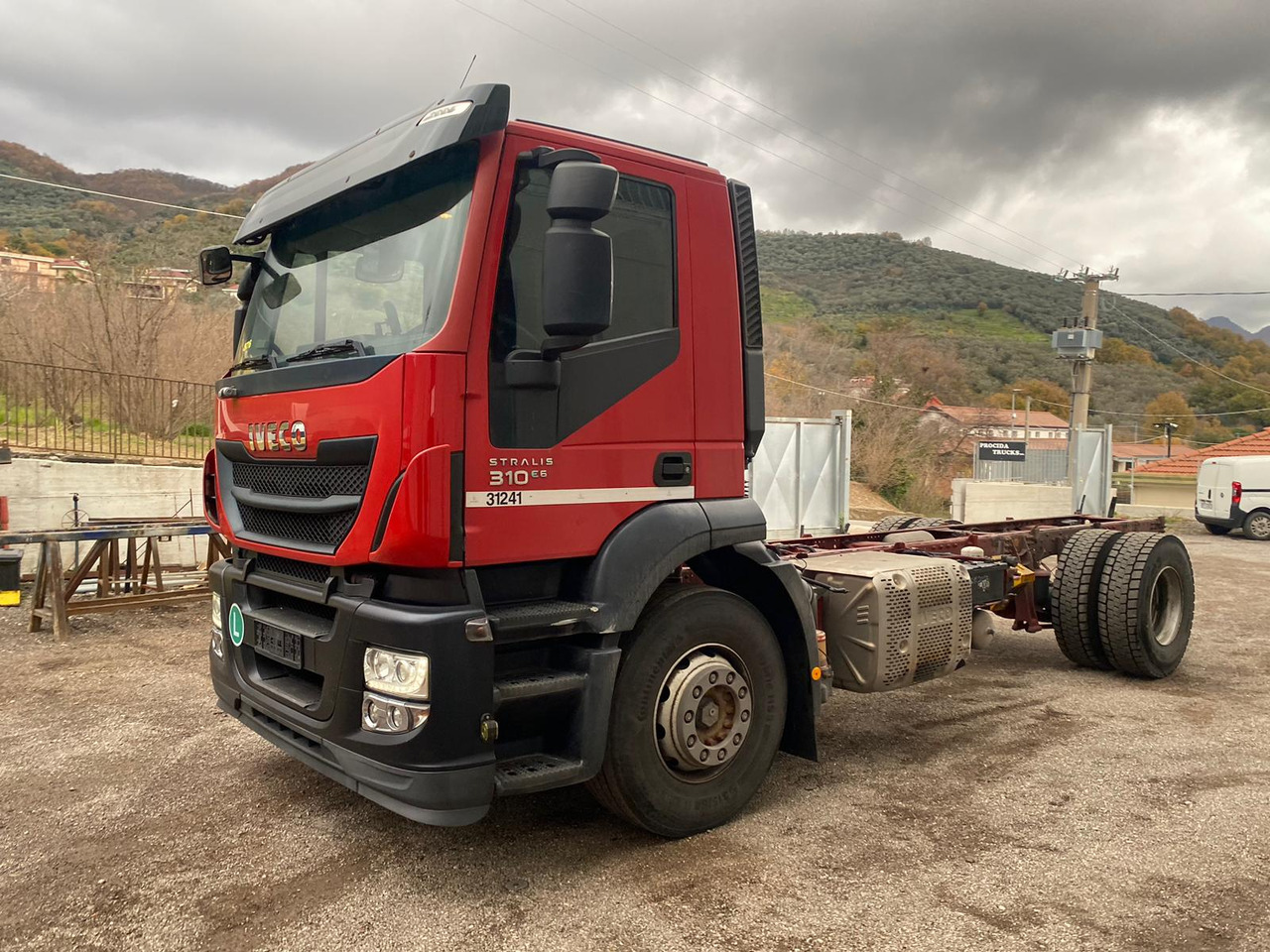 IVECO STRALIS 190S31 - Kamion sa golom šasijom i zatvorenom kabinom: slika 1 IVECO STRALIS 190S31 - Kamion sa golom šasijom i zatvorenom kabinom: slika 1