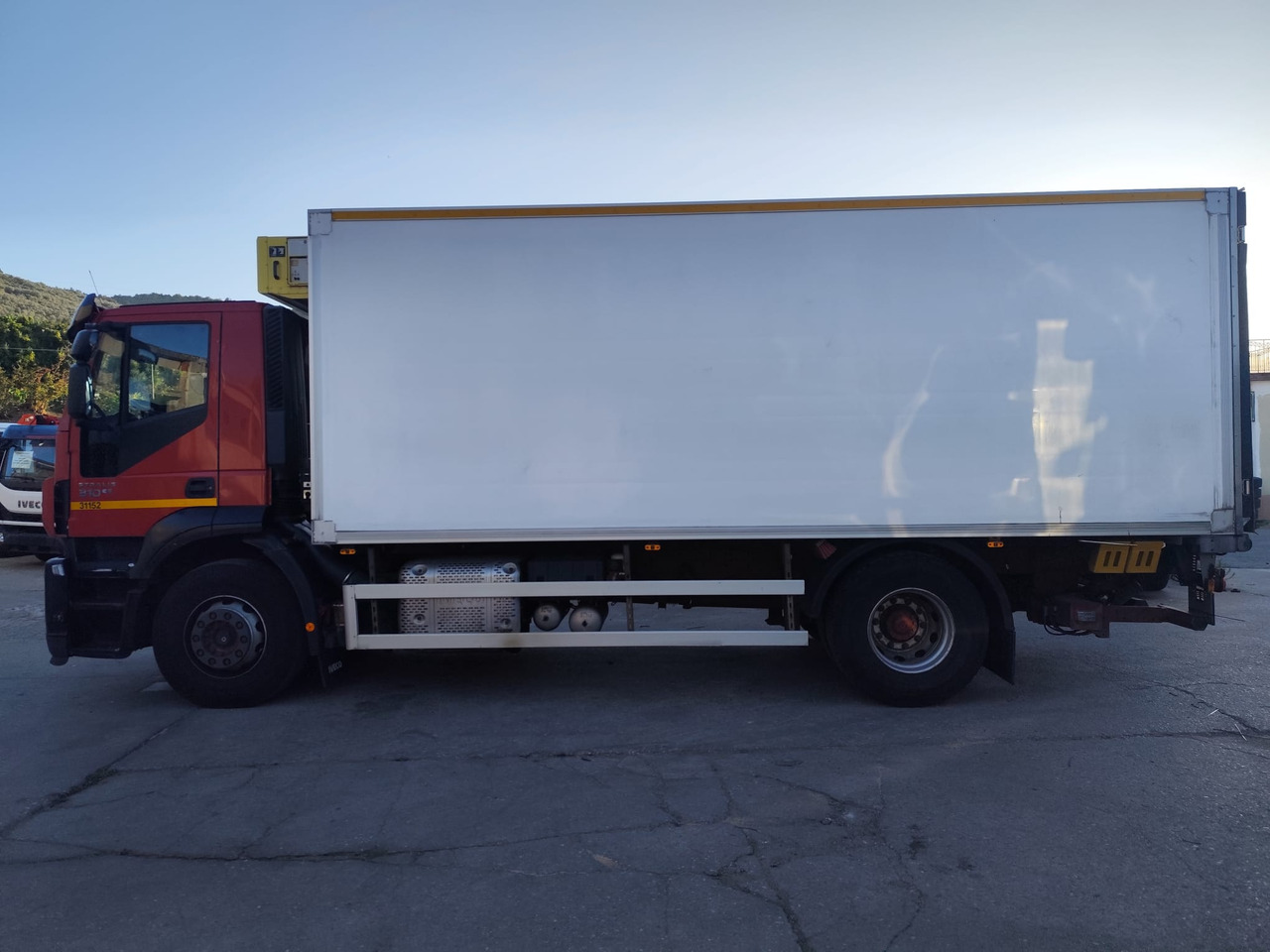 IVECO STRALIS 190S31 - Kamion sa golom šasijom i zatvorenom kabinom: slika 4 IVECO STRALIS 190S31 - Kamion sa golom šasijom i zatvorenom kabinom: slika 4