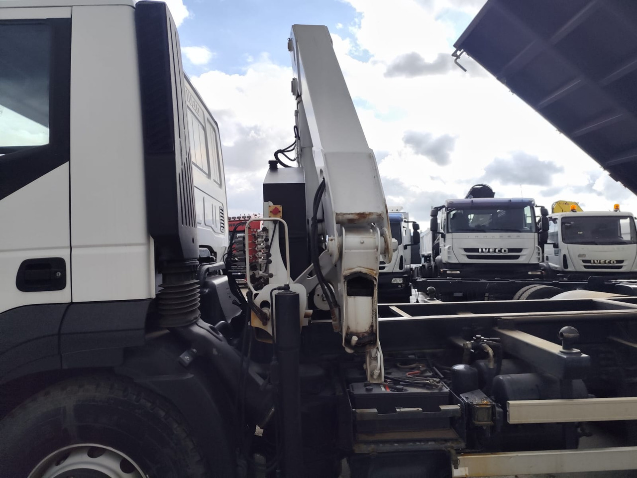 IVECO STRALIS AD 190S31P - Kamion sa dizalicom: slika 2 IVECO STRALIS AD 190S31P - Kamion sa dizalicom: slika 2