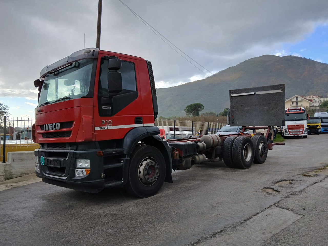 Kamion sa golom šasijom i zatvorenom kabinom IVECO STRALIS AD 260S31: slika 6