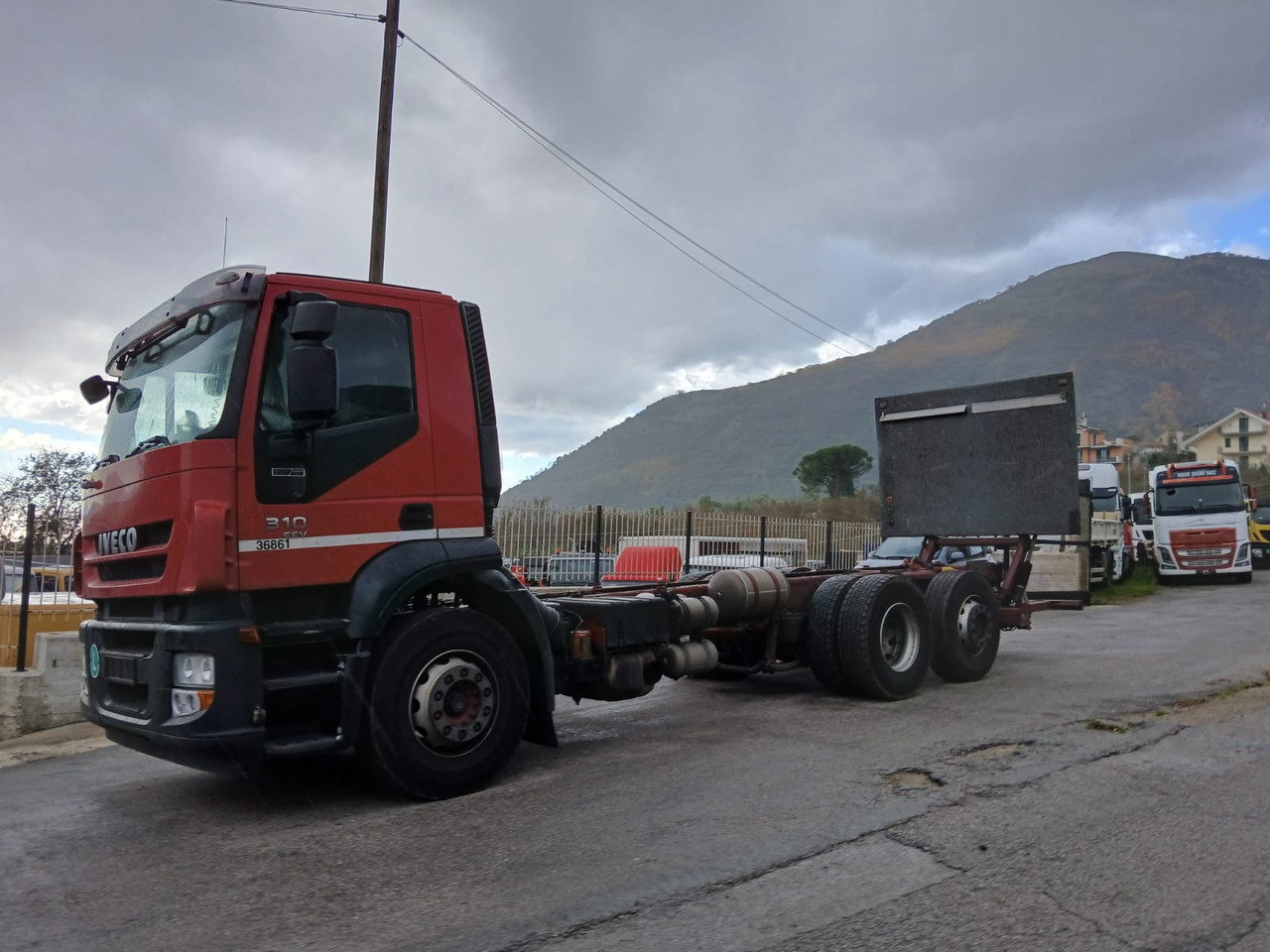 IVECO STRALIS AD 260S31 - Kamion sa golom šasijom i zatvorenom kabinom: slika 1 IVECO STRALIS AD 260S31 - Kamion sa golom šasijom i zatvorenom kabinom: slika 1