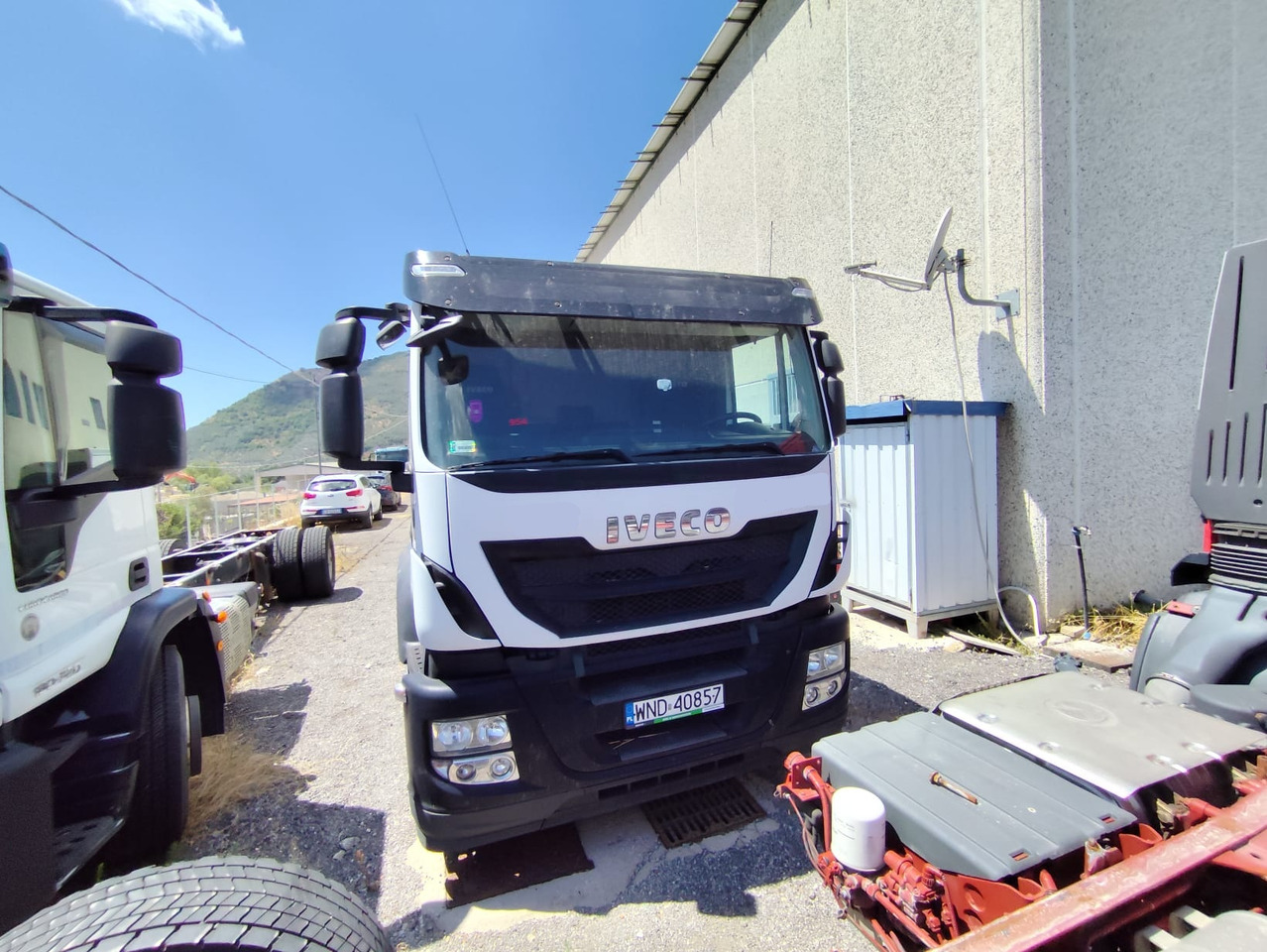 IVECO STRALIS AD 260S31 - Kamion sa golom šasijom i zatvorenom kabinom: slika 1 IVECO STRALIS AD 260S31 - Kamion sa golom šasijom i zatvorenom kabinom: slika 1