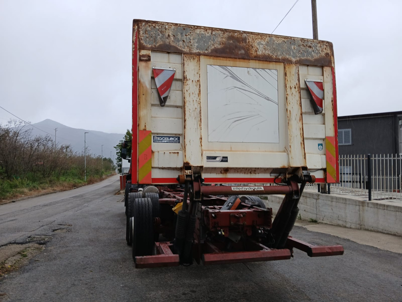 Kamion sa golom šasijom i zatvorenom kabinom IVECO STRALIS AD 260S31: slika 12