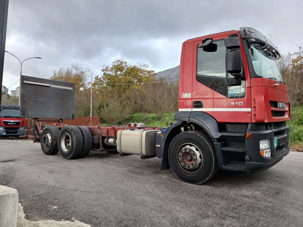 Kamion sa golom šasijom i zatvorenom kabinom IVECO STRALIS AD 260S31: slika 16