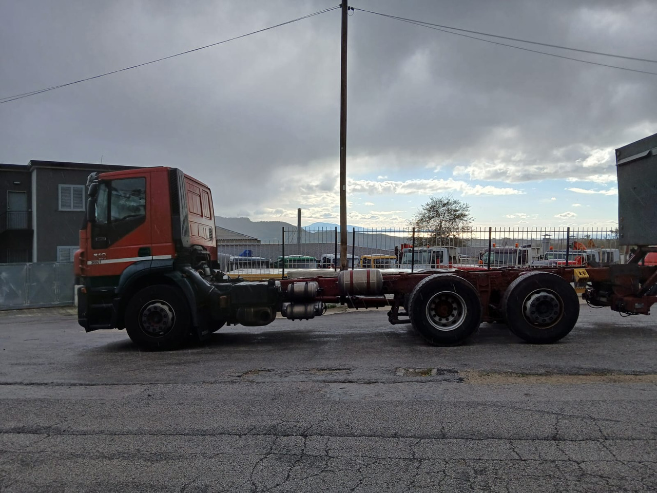 Kamion sa golom šasijom i zatvorenom kabinom IVECO STRALIS AD 260S31: slika 8