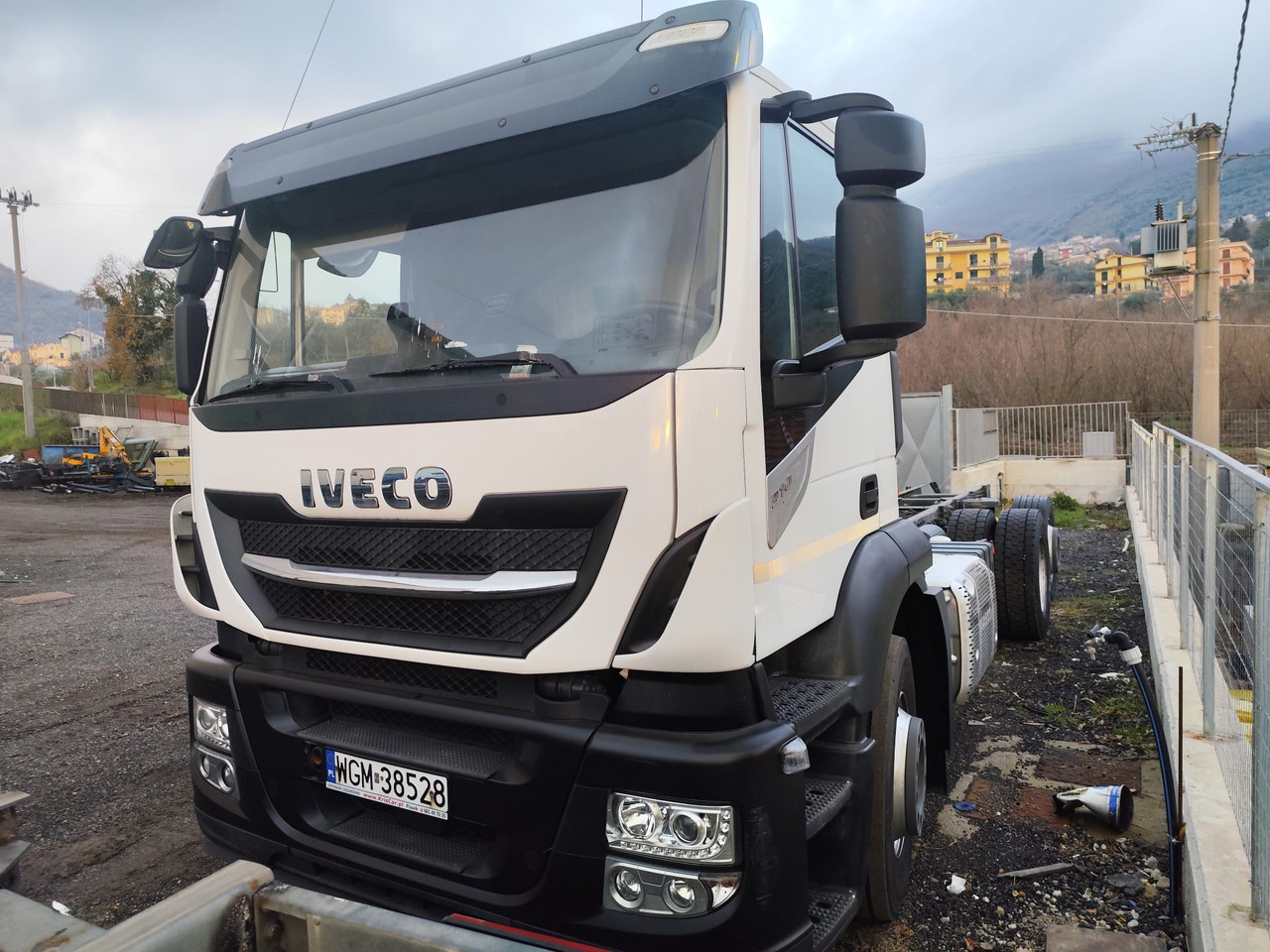 Kamion sa golom šasijom i zatvorenom kabinom IVECO STRALIS AD 260S31 XP: slika 16