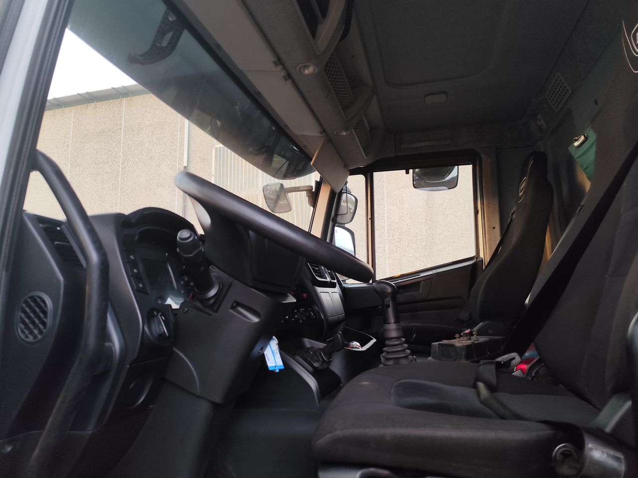 Kamion sa golom šasijom i zatvorenom kabinom IVECO STRALIS AD 260S31 XP: slika 12