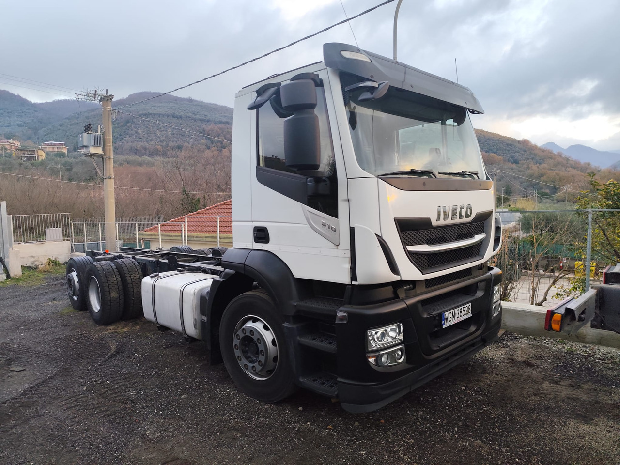 IVECO STRALIS AD 260S31 XP - Kamion sa golom šasijom i zatvorenom kabinom: slika 1 IVECO STRALIS AD 260S31 XP - Kamion sa golom šasijom i zatvorenom kabinom: slika 1
