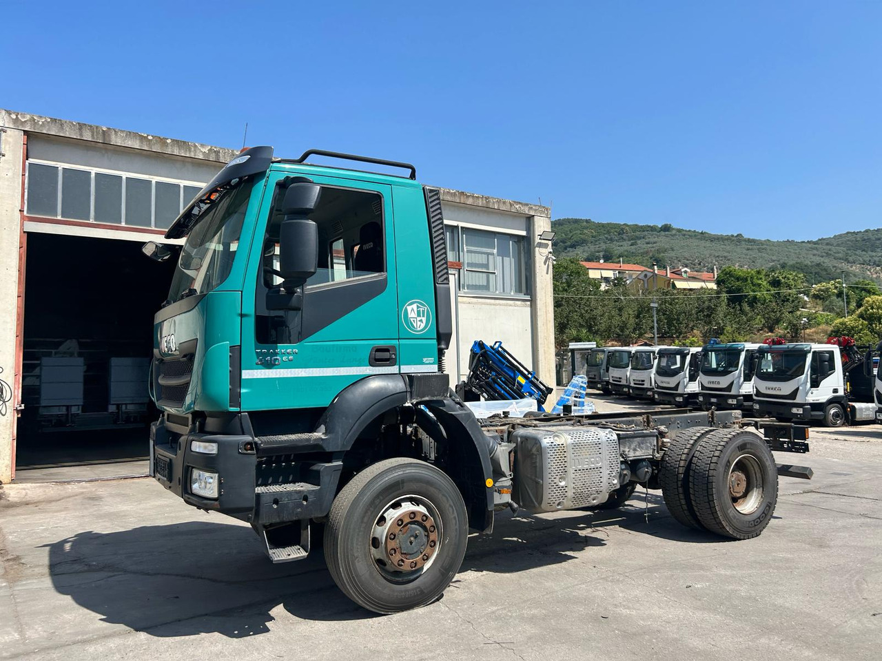 IVECO TRAKKER 190T41 - Kamion sa golom šasijom i zatvorenom kabinom: slika 1 IVECO TRAKKER 190T41 - Kamion sa golom šasijom i zatvorenom kabinom: slika 1
