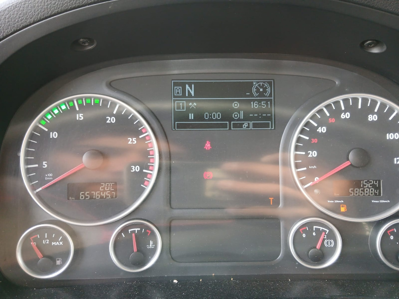 MAN TGX 26.440 - Kamion sa golom šasijom i zatvorenom kabinom: slika 2 MAN TGX 26.440 - Kamion sa golom šasijom i zatvorenom kabinom: slika 2
