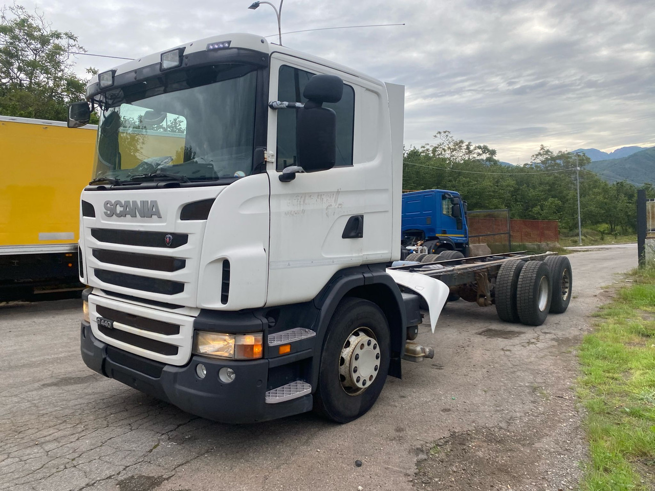 SCANIA G440 - Kamion sa golom šasijom i zatvorenom kabinom: slika 1 SCANIA G440 - Kamion sa golom šasijom i zatvorenom kabinom: slika 1