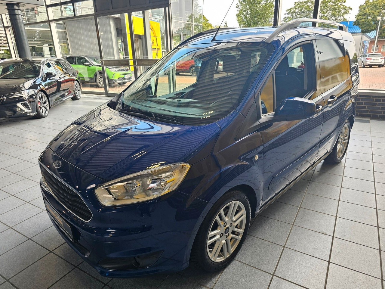 Ford Tourneo Courier Titanium behzb. Windschutzschei - Putnički kombi: slika 4 Ford Tourneo Courier Titanium behzb. Windschutzschei - Putnički kombi: slika 4