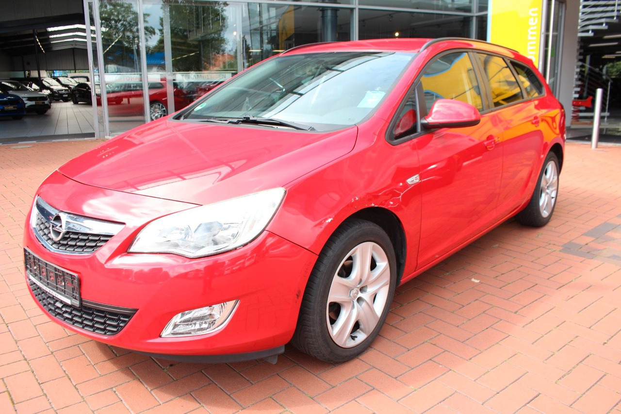 Opel Astra J Sports Tourer Design Edition - Karavan: slika 1 Opel Astra J Sports Tourer Design Edition - Karavan: slika 1