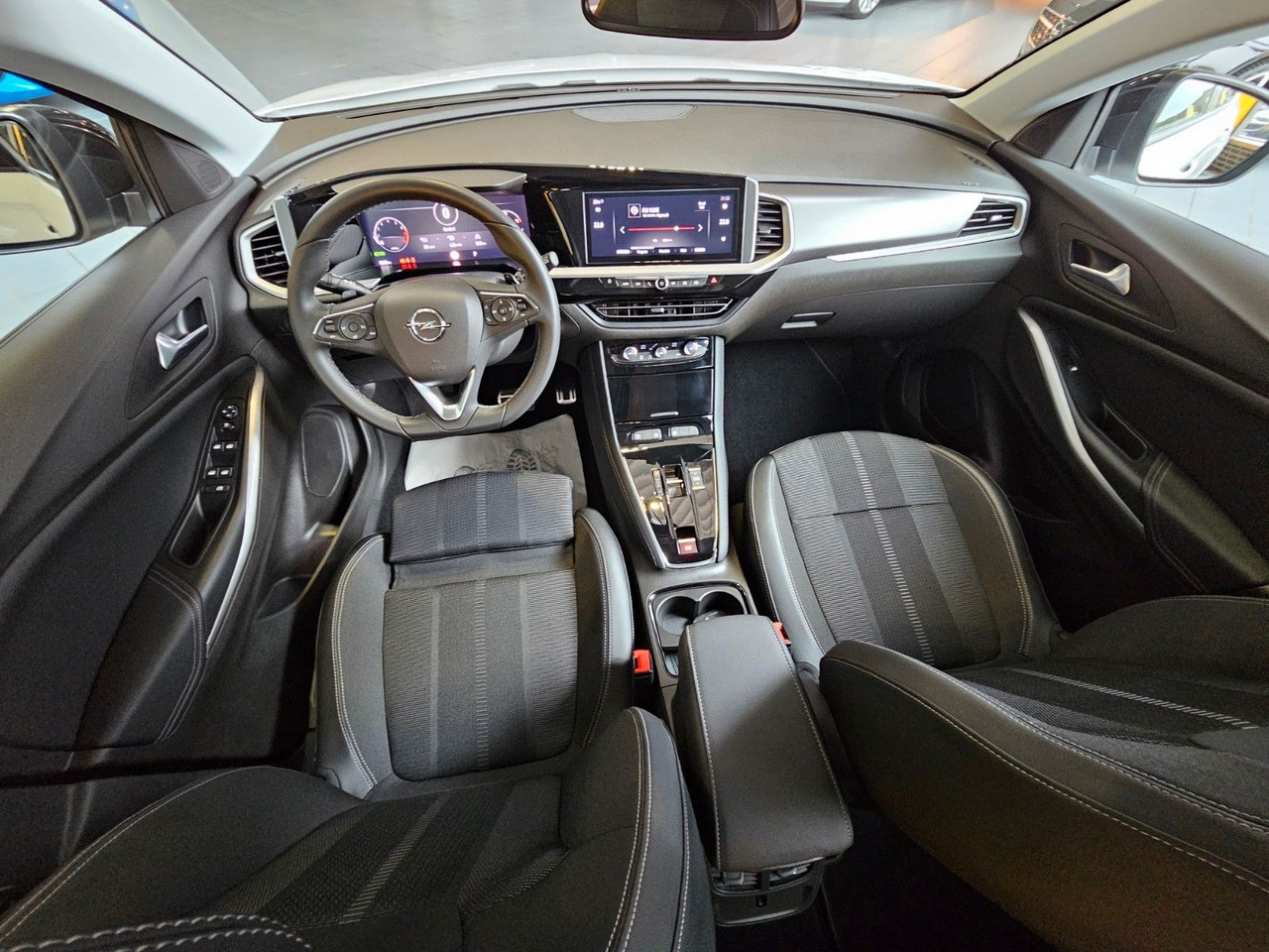 Opel Grandland Elegance AT-8 Navi Kamera LED - SUVSUV: slika 5 Opel Grandland Elegance AT-8 Navi Kamera LED - SUVSUV: slika 5
