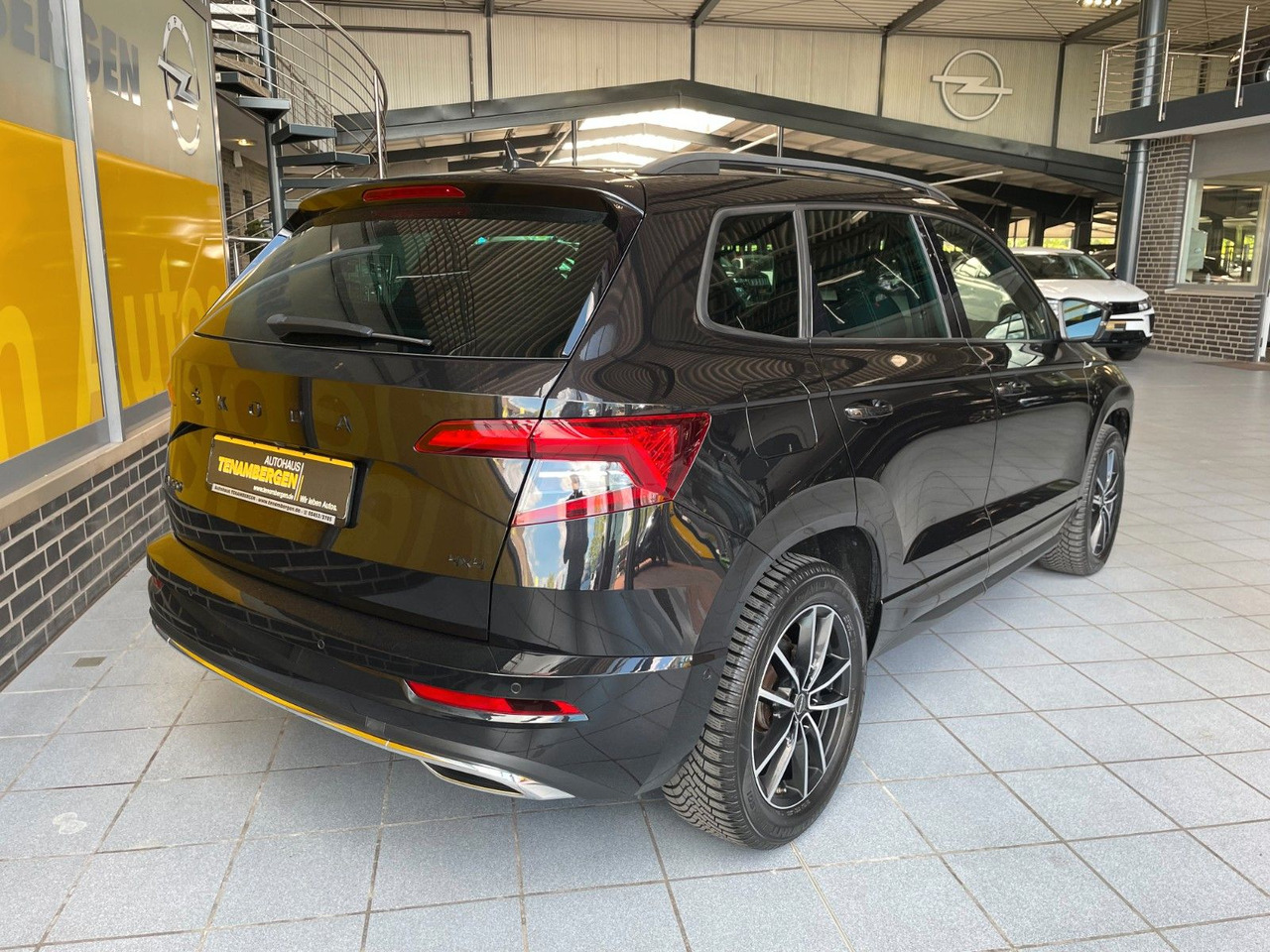 Skoda Karoq Sportline 4x4 Kamera Virt.Cockp LED ACC - SUVSUV: slika 3 Skoda Karoq Sportline 4x4 Kamera Virt.Cockp LED ACC - SUVSUV: slika 3