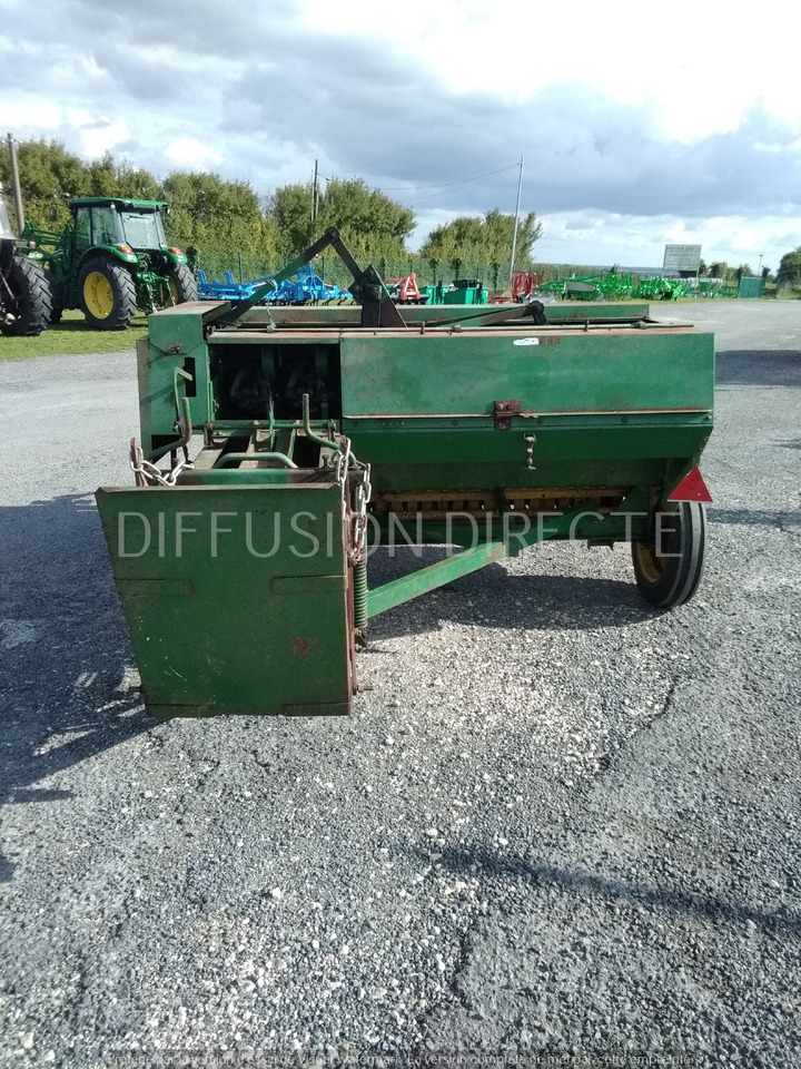 JOHN DEERE PRESSE MOYENNE DENSITE CB 300 - Balirka za kockaste bale: slika 2 JOHN DEERE PRESSE MOYENNE DENSITE CB 300 - Balirka za kockaste bale: slika 2
