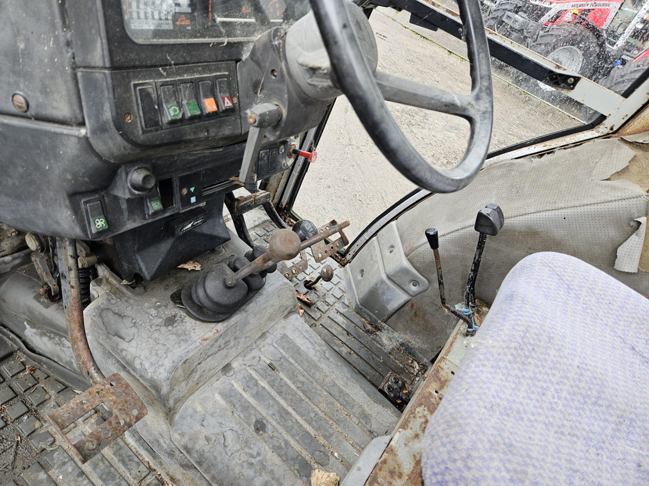 1988 MF 390 2wd - Traktor: slika 4 1988 MF 390 2wd - Traktor: slika 4