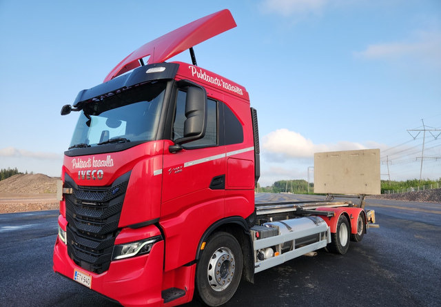 Iveco S-Way 6x2 LNG / LBG - Kamion sa golom šasijom i zatvorenom kabinom: slika 1 Iveco S-Way 6x2 LNG / LBG - Kamion sa golom šasijom i zatvorenom kabinom: slika 1