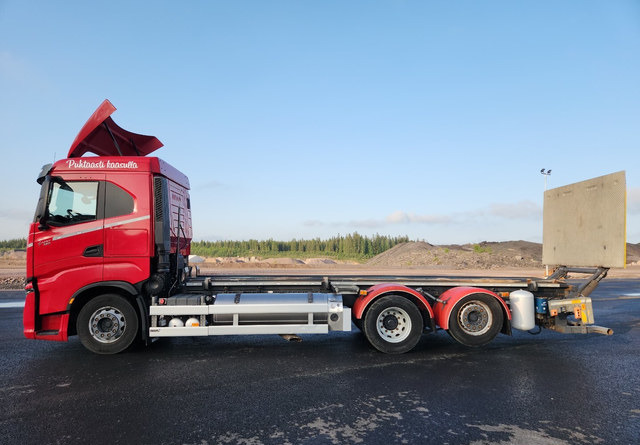 Iveco S-Way 6x2 LNG / LBG - Kamion sa golom šasijom i zatvorenom kabinom: slika 2 Iveco S-Way 6x2 LNG / LBG - Kamion sa golom šasijom i zatvorenom kabinom: slika 2