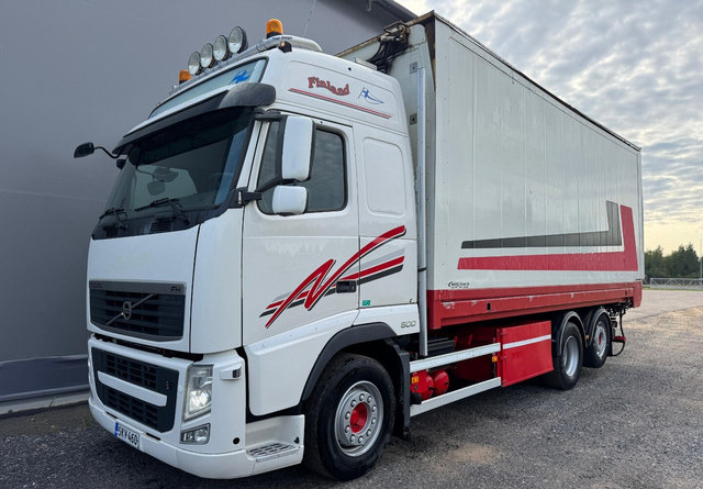 VolvoFH13 500 6x2 Ketjupurku + Rahtikaappi - Kamion sa zatvorenim sandukom: slika 1 VolvoFH13 500 6x2 Ketjupurku + Rahtikaappi - Kamion sa zatvorenim sandukom: slika 1