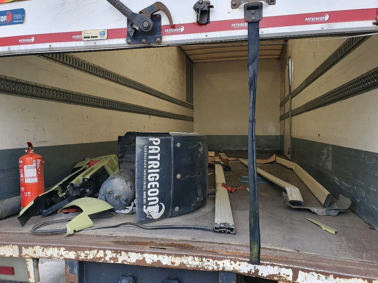 Kamion sa zatvorenim sandukom RENAULT D 12 DTI 215: slika 6