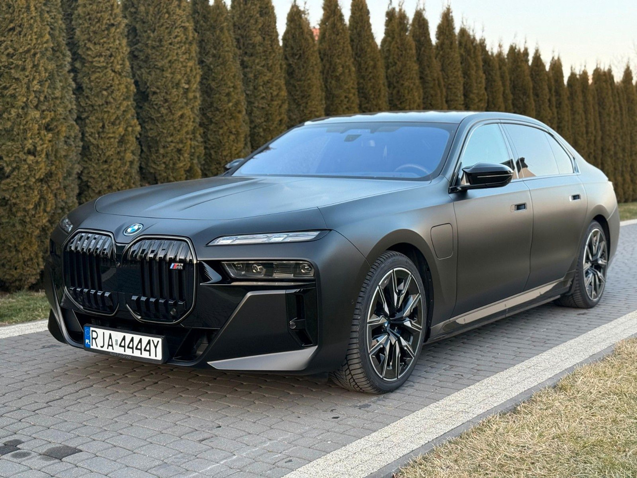 BMW M760 Baureihe 7 Lim M760 e xDrive - Limuzina: slika 1 BMW M760 Baureihe 7 Lim M760 e xDrive - Limuzina: slika 1
