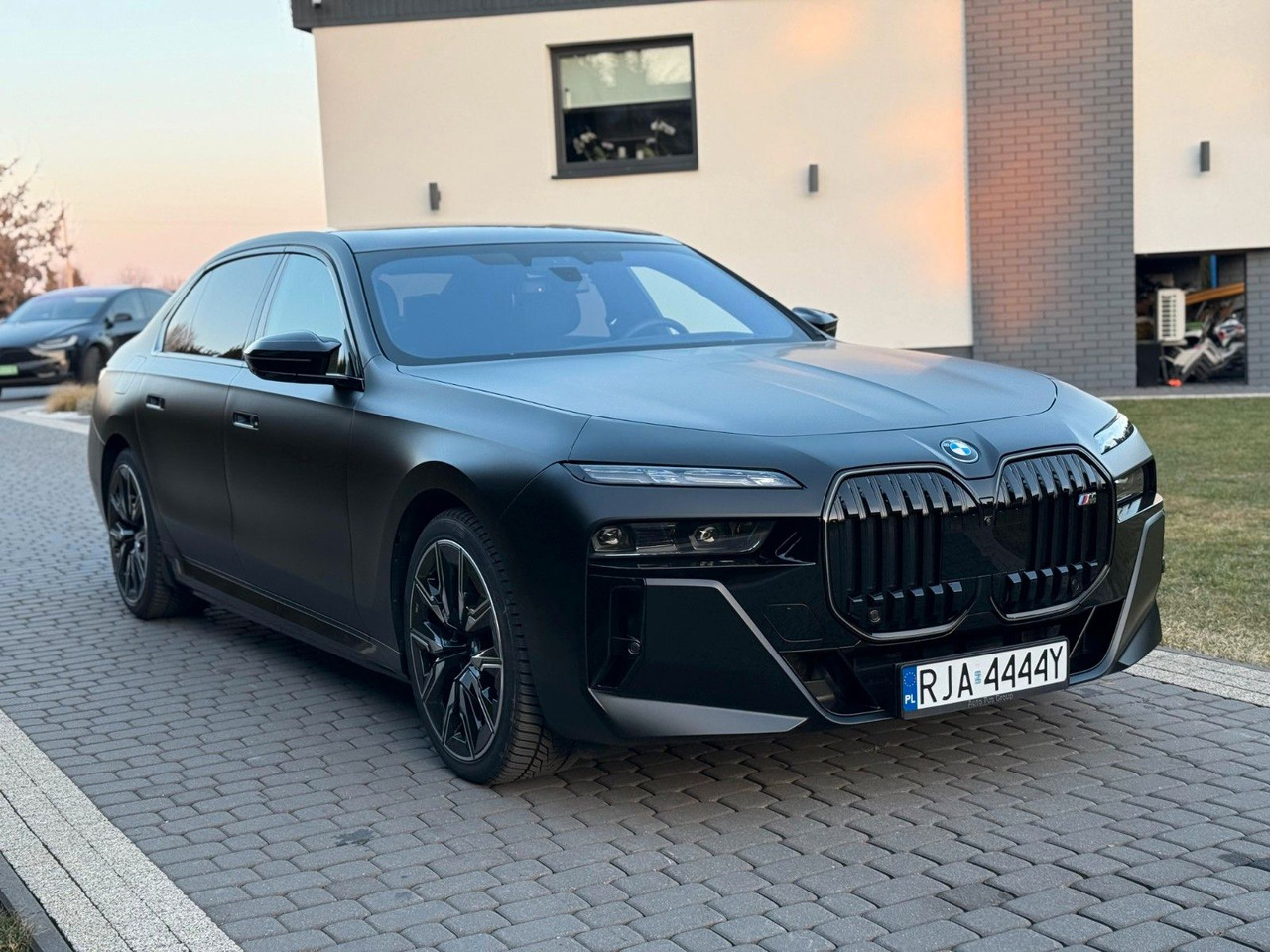 BMW M760 Baureihe 7 Lim M760 e xDrive - Limuzina: slika 3 BMW M760 Baureihe 7 Lim M760 e xDrive - Limuzina: slika 3