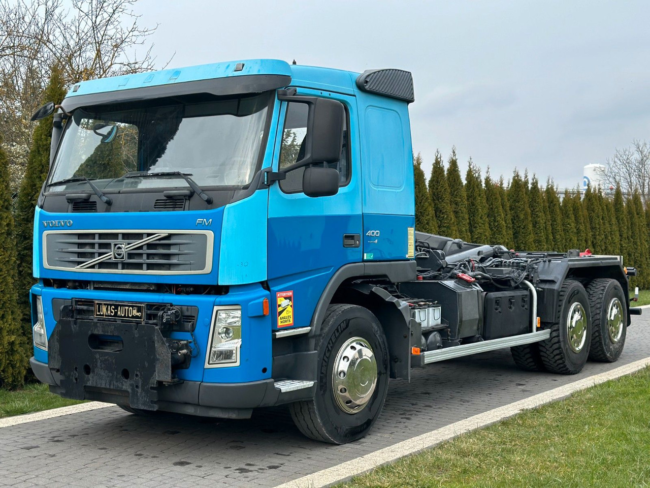 Volvo FM 400 MANUAL 6X4 ABROLLKIPPER - Kamion sa hidrauličnom kukom: slika 1 Volvo FM 400 MANUAL 6X4 ABROLLKIPPER - Kamion sa hidrauličnom kukom: slika 1