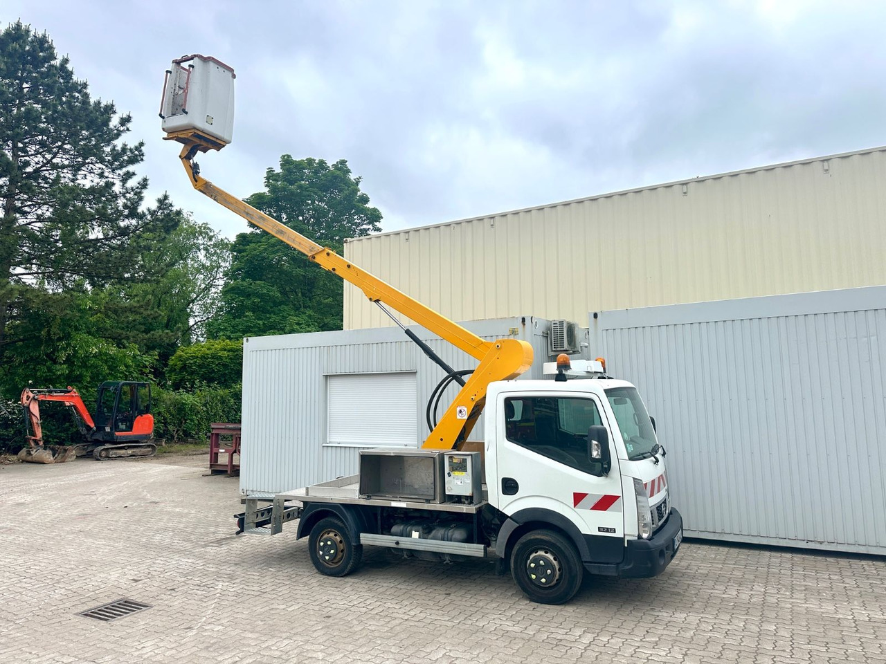 Nissan Cabstar mit Topy11 Arbeitsbühne / 11 Meter - Vazdušna platforma montirana na kamion: slika 1 Nissan Cabstar mit Topy11 Arbeitsbühne / 11 Meter - Vazdušna platforma montirana na kamion: slika 1