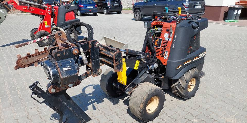 Ditch Witch R300 koparka łańcuchowa pługoukładacz - Rovokopač: slika 1 Ditch Witch R300 koparka łańcuchowa pługoukładacz - Rovokopač: slika 1